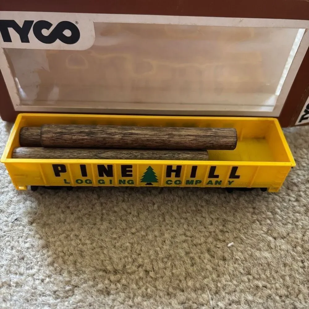 TYCO Pine Hills Logging Company B914-2 Gondola W/Logs HO Scale Freight Car